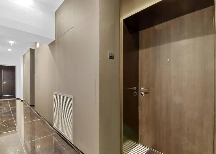 Lax Exquisite 1br,1bath -city Skyline Views Bucureşti