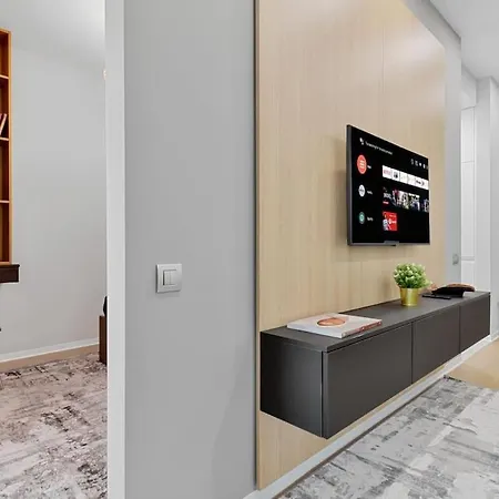 Апартаменти Lax Exquisite 1br,1bath -city Skyline Views *